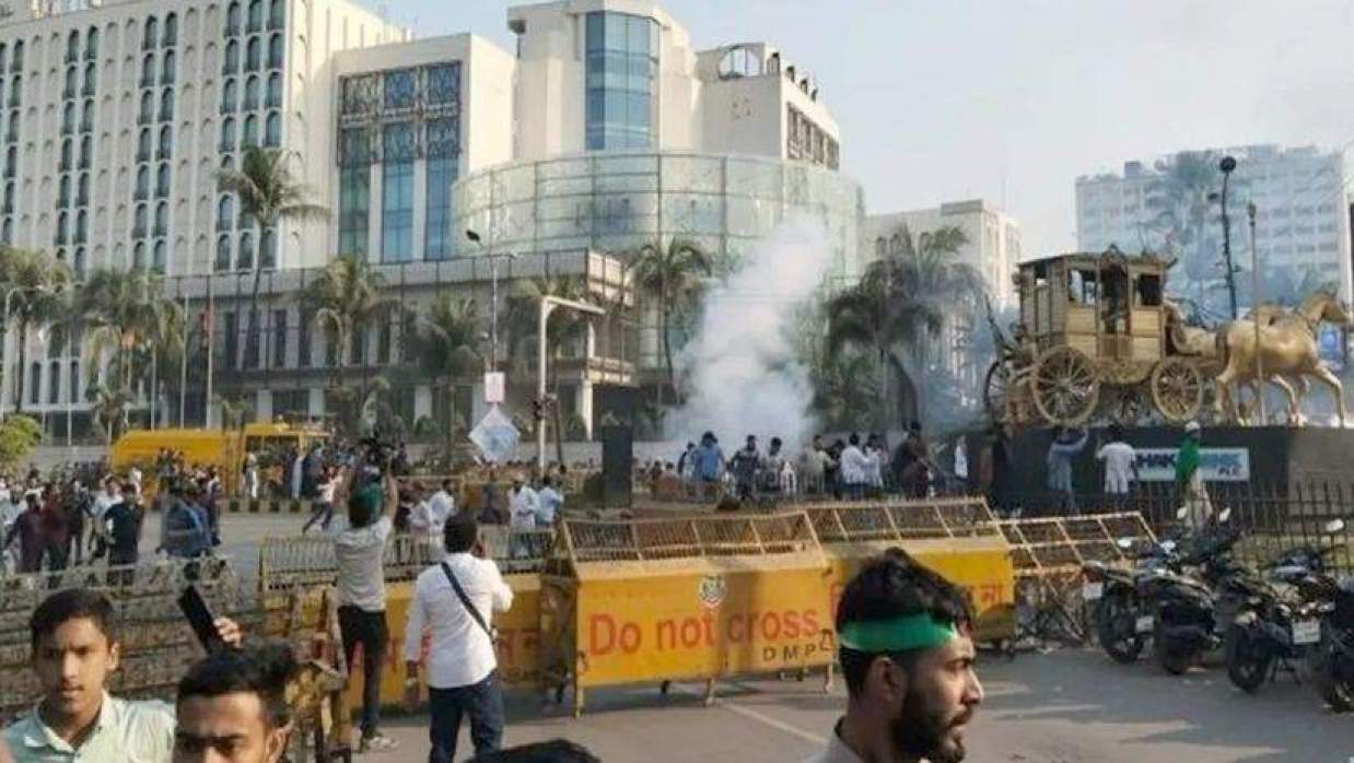 শাহবাগে ইনকিলাব মঞ্চের মিছিলে পুলিশের হামলা: আহত ৩০